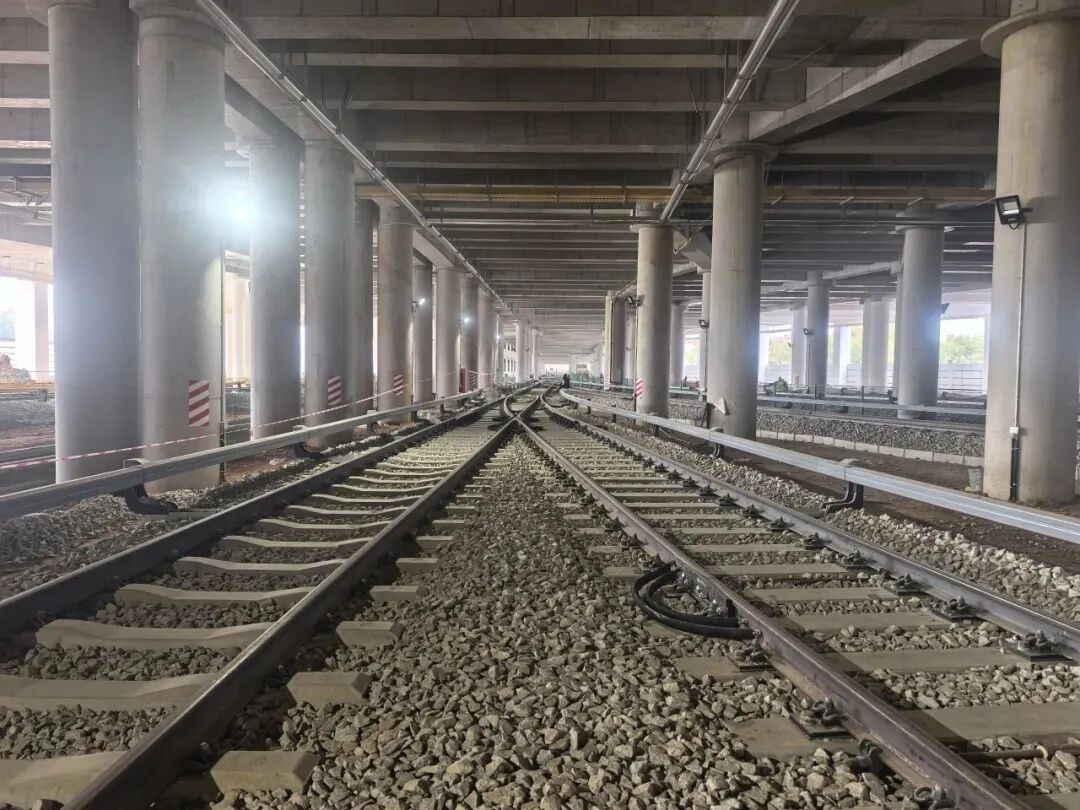 完工的碎石道床线路.jpg